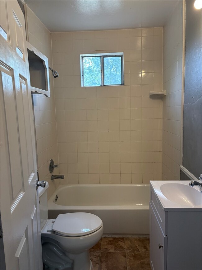 Building Photo - 701 W Lakeside Dr