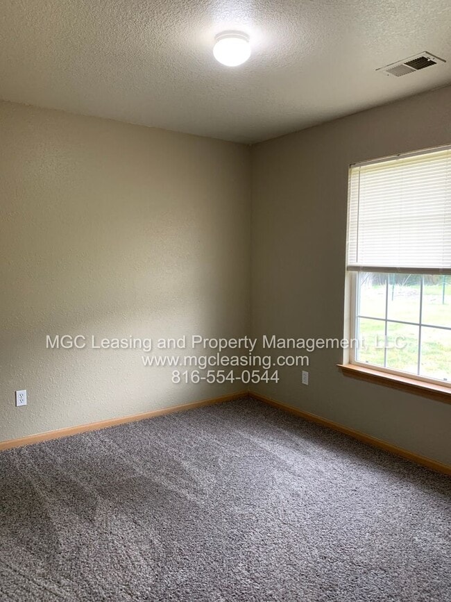 Building Photo - 914-916 SW Sandy Ln