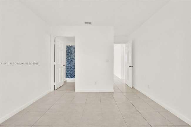 Building Photo - 941 SW 7th Ct