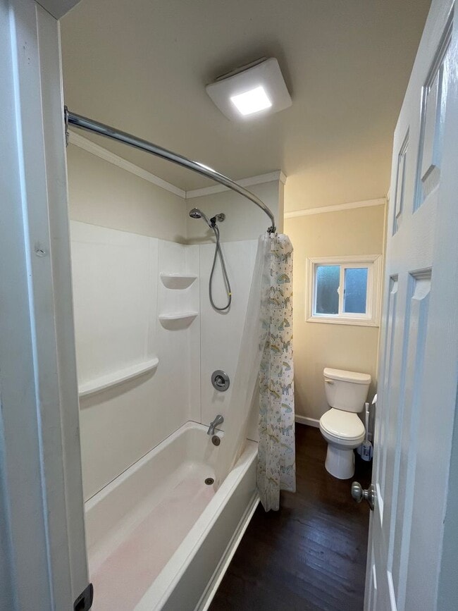 Building Photo - 2bdrm, 2 bath, located just minutes from d...