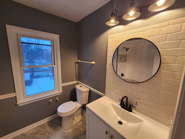 Building Photo - Charming 3-Bedroom Property in Prime Location