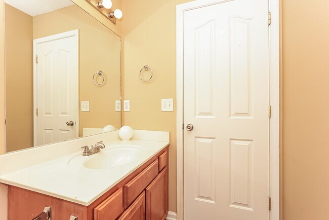 Building Photo - 1321 E Nir Shreibman