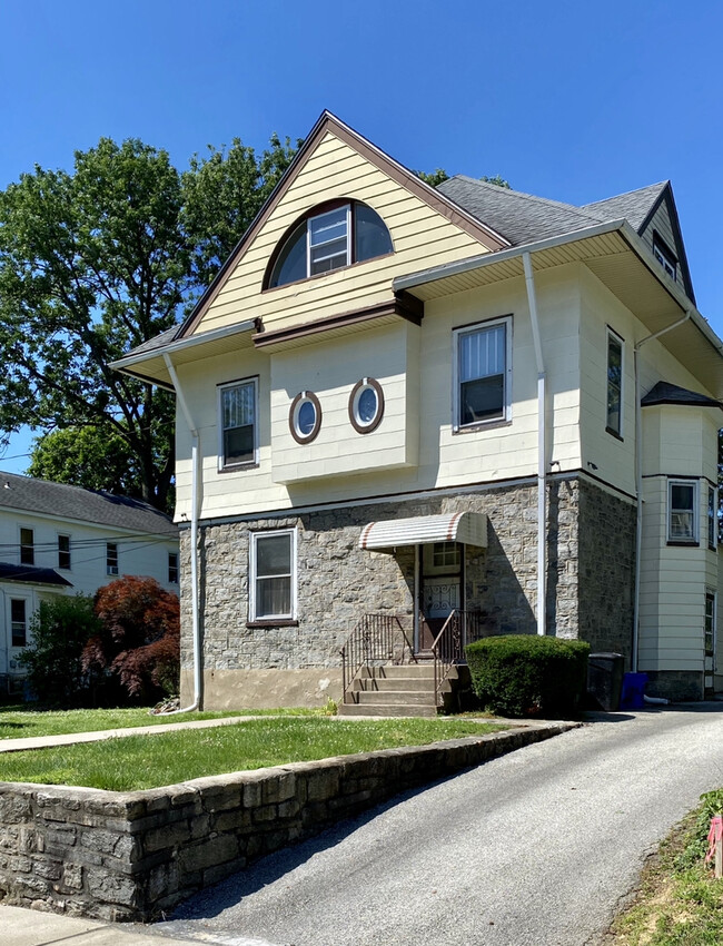 Building Photo - 214 W Garfield Ave