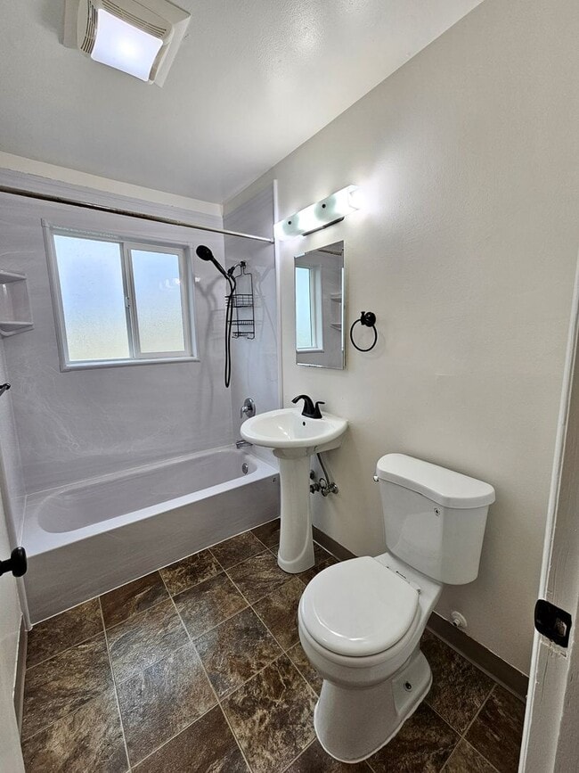 Building Photo - Newly Updated 3 Bed, 1.5 Bath Duplex Unit with Garage in Lovely Inner SE