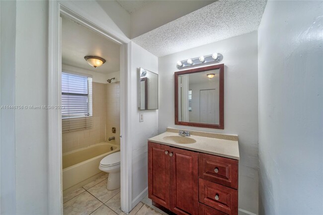 Building Photo - 9962 Twin Lakes Dr