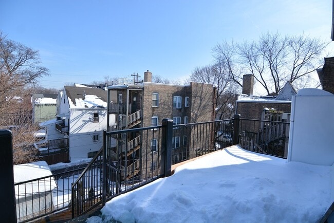 Building Photo - 3241 N Damen Ave