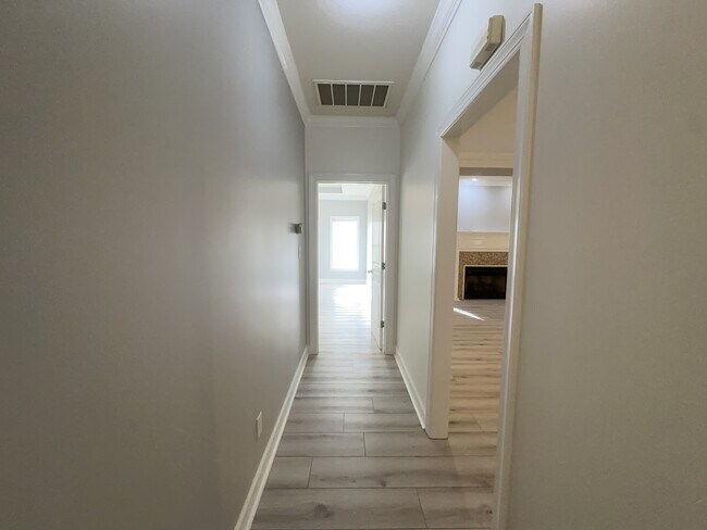 Building Photo - 3650 Victoria Dr