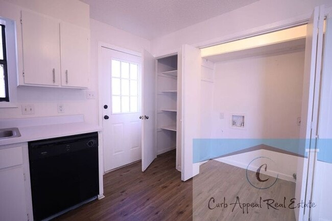 Building Photo - Move in special $500!! Beautifully renovated 1 bed / 1 bath duplex in a great neighborhood!!