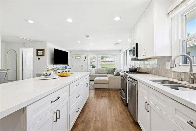 Building Photo - 940 Florida Blvd