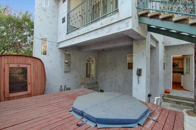 Building Photo - 8527 Wonderland Ave