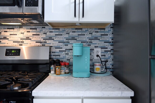 Building Photo - 444 Oneida St