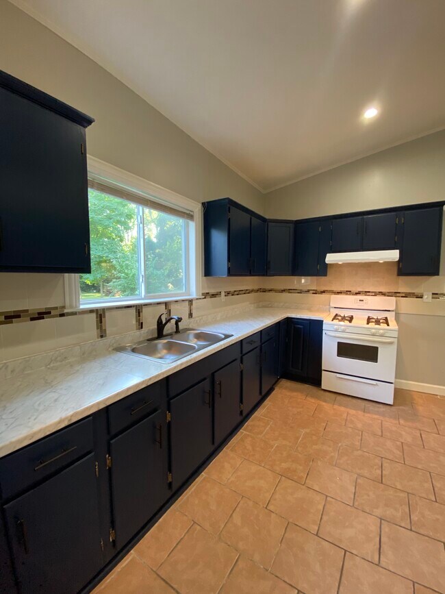 Building Photo - 1050 Janet Dr