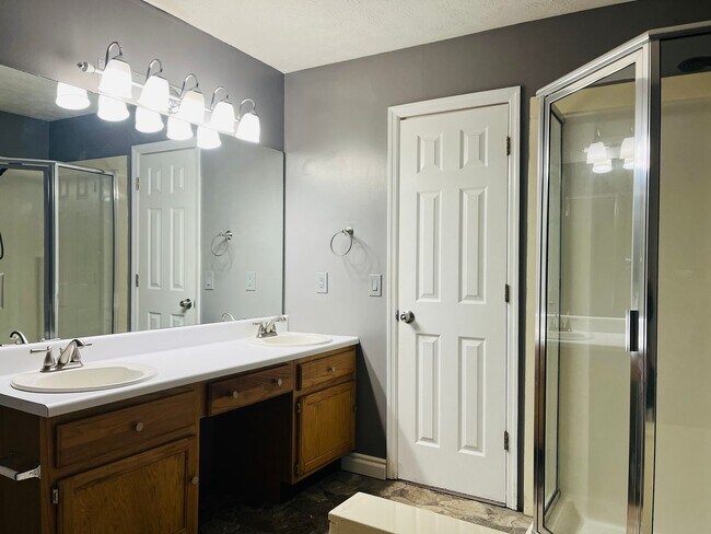 Building Photo - Charming Cottage Style 4 bedroom, 2 bathroom home in Lagrange! Must See!