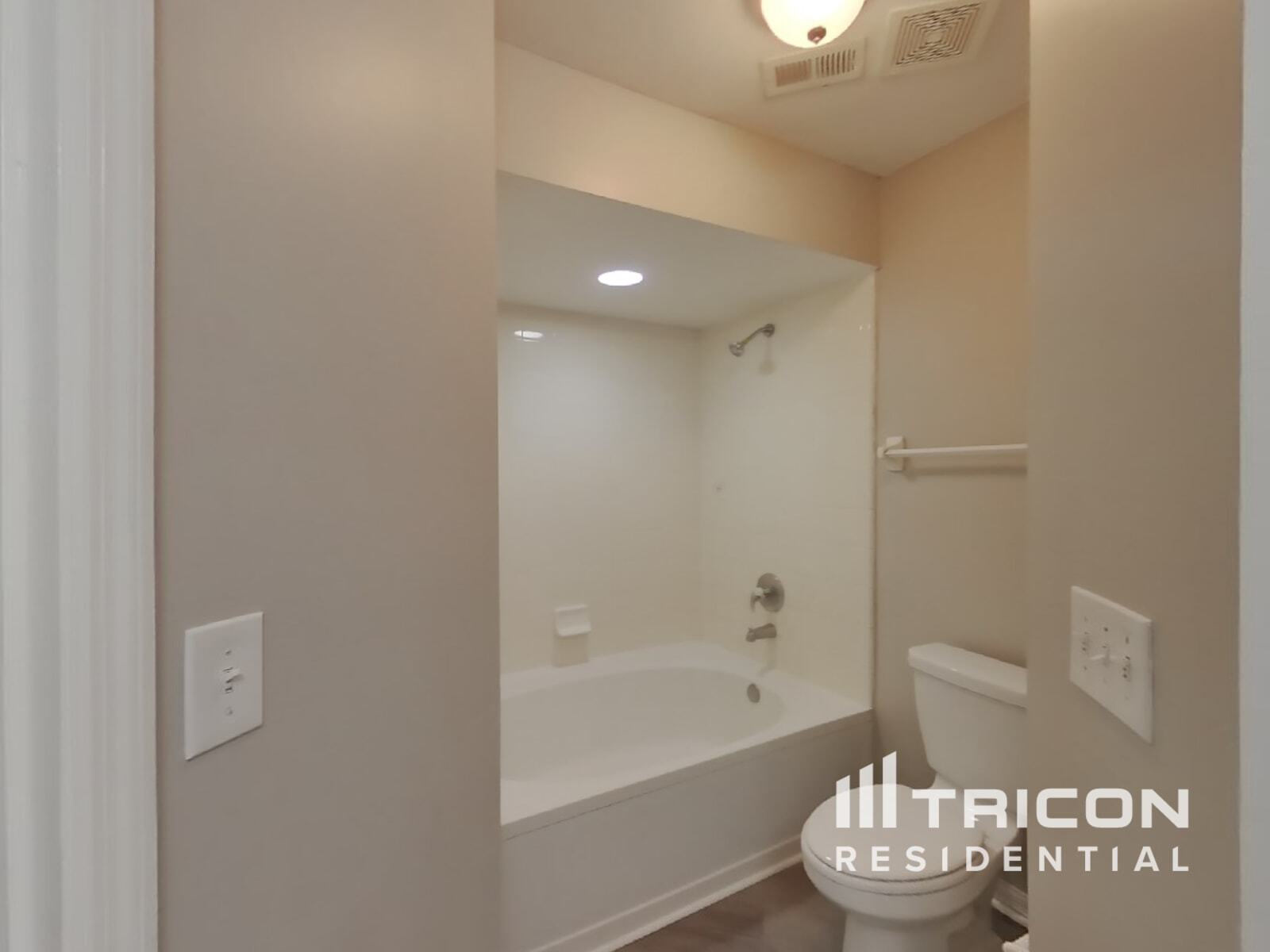 Building Photo - 8465 Country Bend Cir W