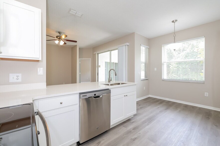 Building Photo - 556 Pinehurst Cove