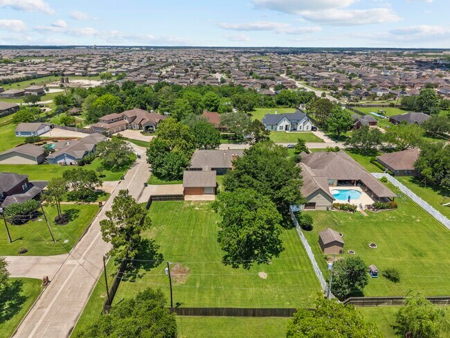 Building Photo - 616 Westwood Cir
