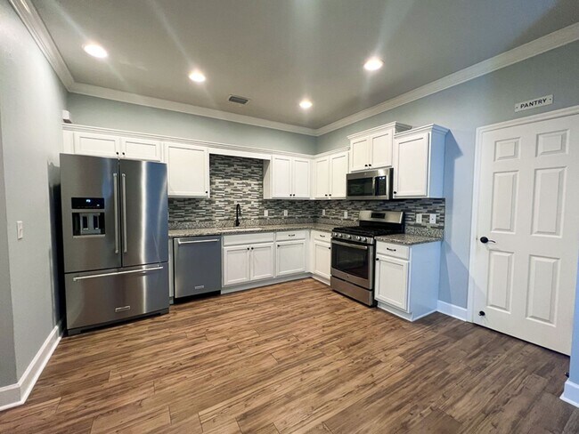 Building Photo - 3BR/2.5BA Townhouse in Sorrento - availabl...