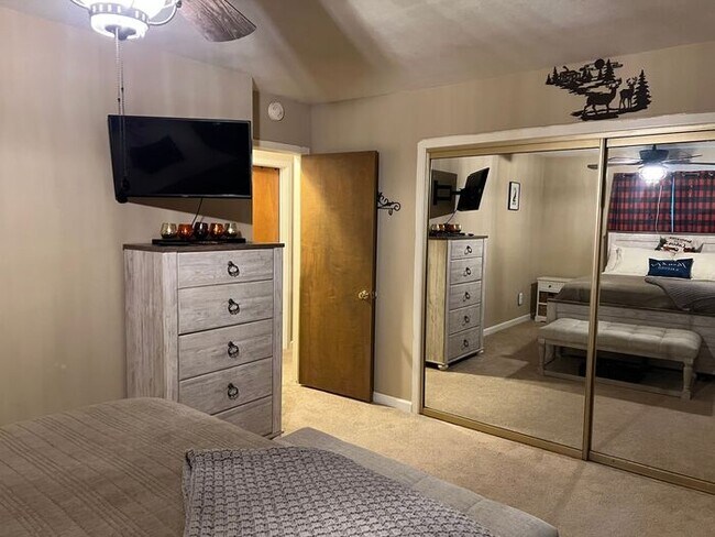 Building Photo - 3 bedroom/ 3 bath. Fully furnished ready f...