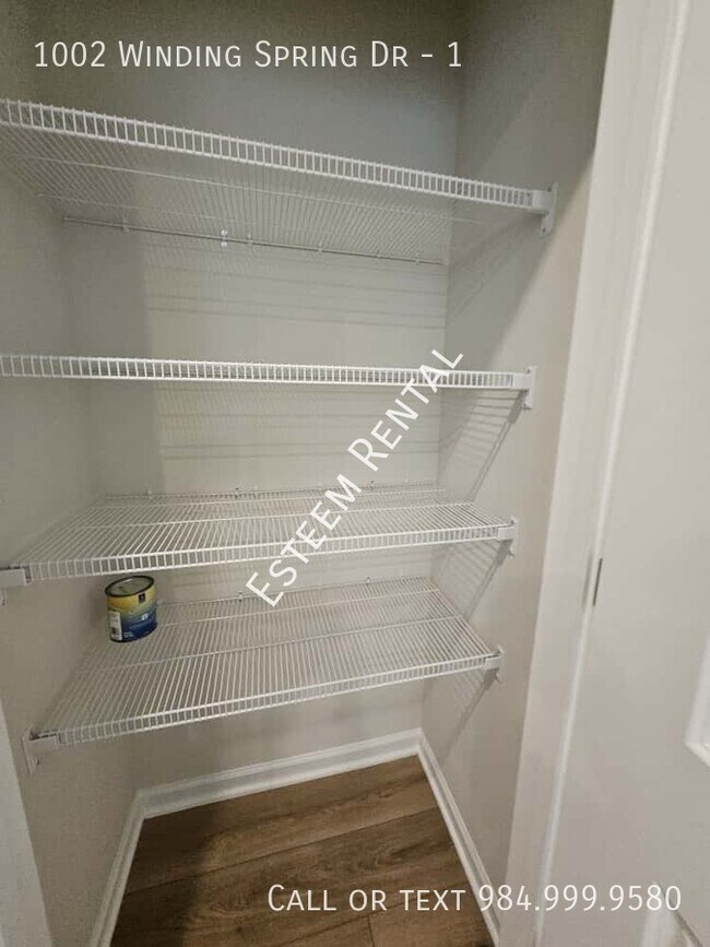 Building Photo - 1002 Winding Spg Dr