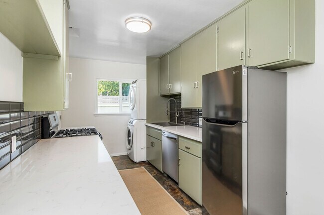 Building Photo - 2115 Ocean Park Blvd