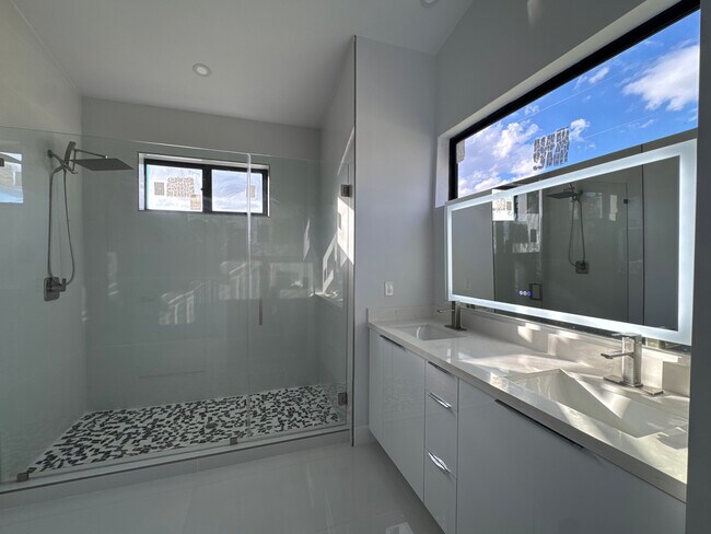 Building Photo - 1882 Coral Point Dr