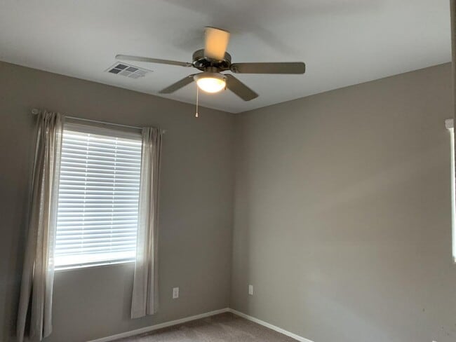 Building Photo - 3 Bedroom townhome in Mountains Edge