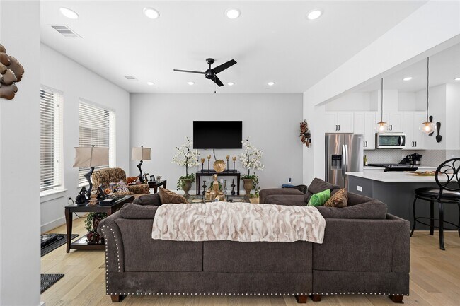 Building Photo - 2502 Tuam St