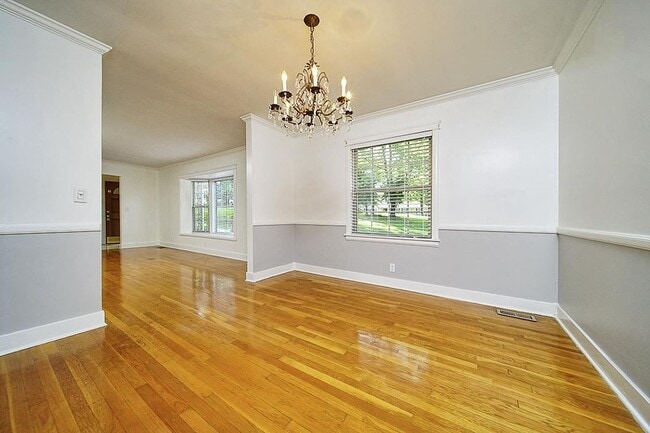 Building Photo - Beautiful 4-bedroom, 3-bathroom home located in the highly desirable Crieve Hall area!