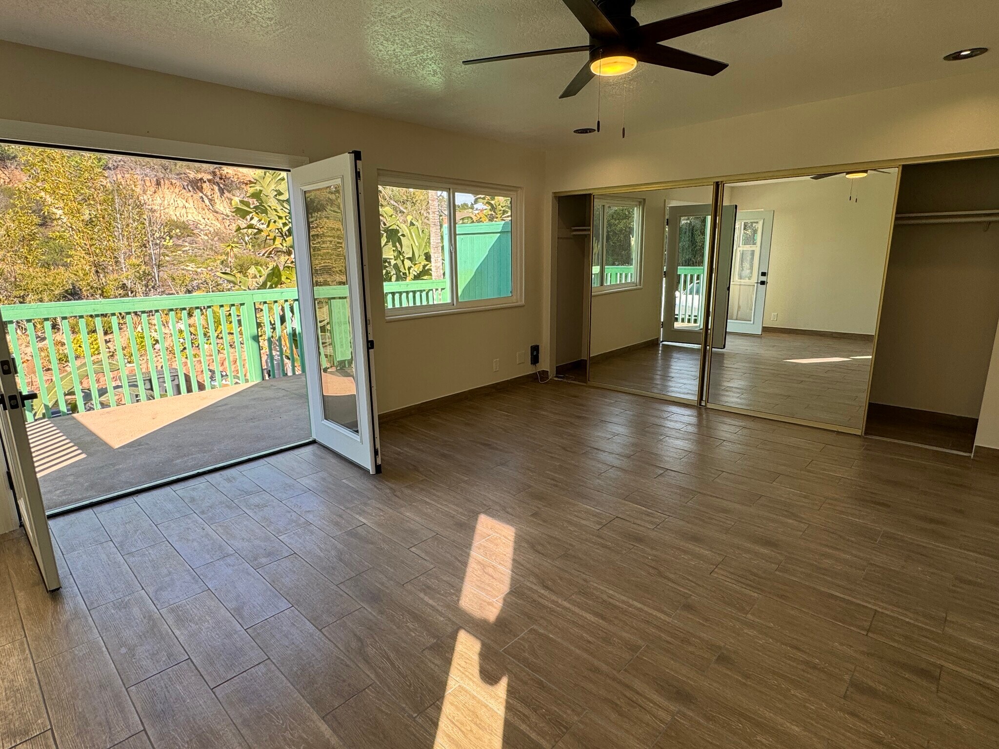 Building Photo - 568 Lomas Santa Fe Dr