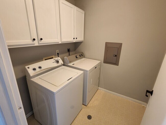 Building Photo - 3 bedroom Kenosha condo