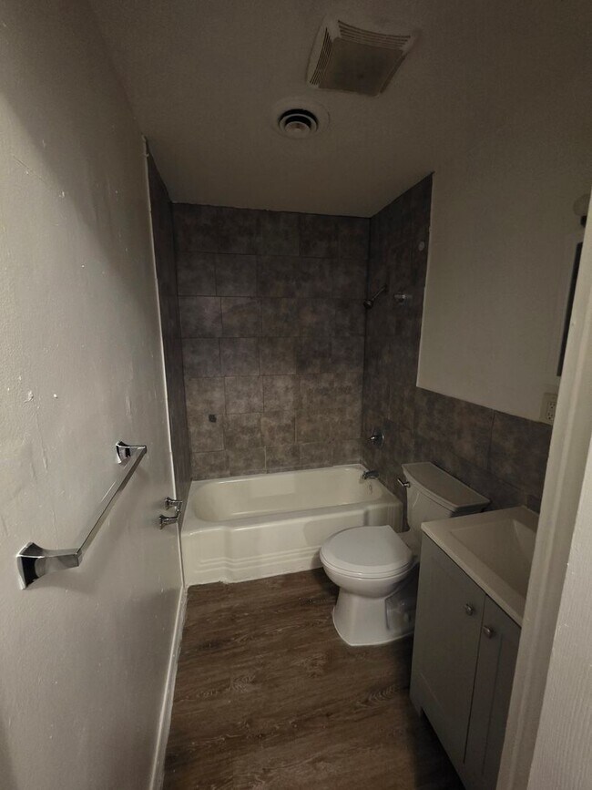 Building Photo - LIMITED TIME**NO APPLICATION FEE**1/2 OFF DEPOSIT**