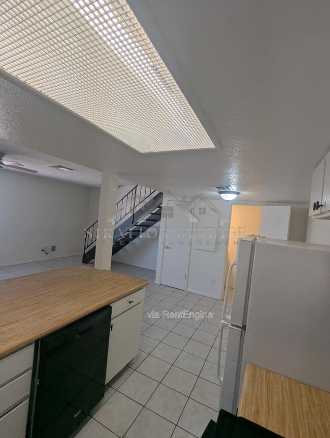 Building Photo - 545 W 16th Ave