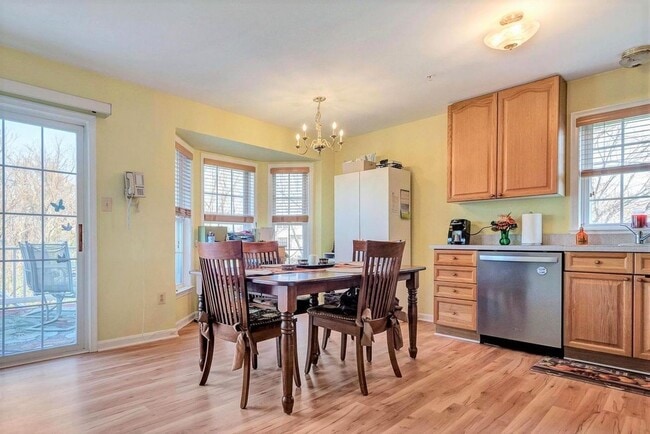 Building Photo - Extremely well maintained END UNIT townhouse in Ballenger creek available before the holidays!