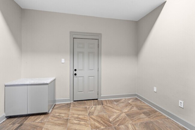 Building Photo - 703 Leaning Oak Trail