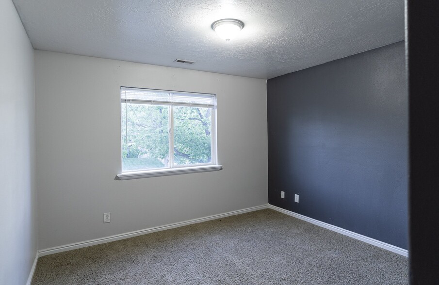 Building Photo - 8084 N Ridge Loop E