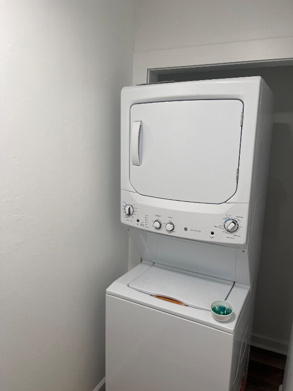 Building Photo - 167 Crest St