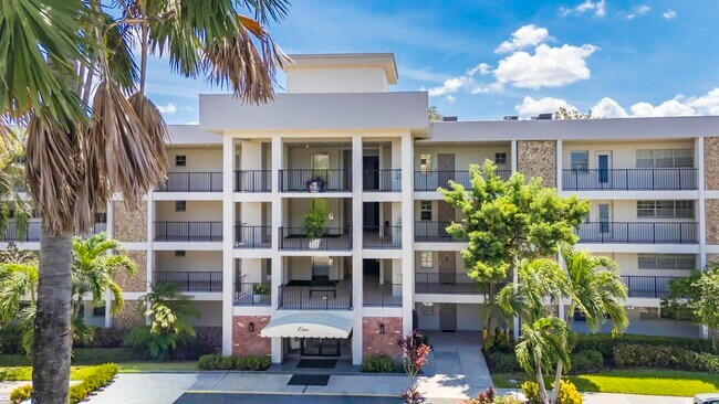 Building Photo - 2800 N Palm Aire Dr