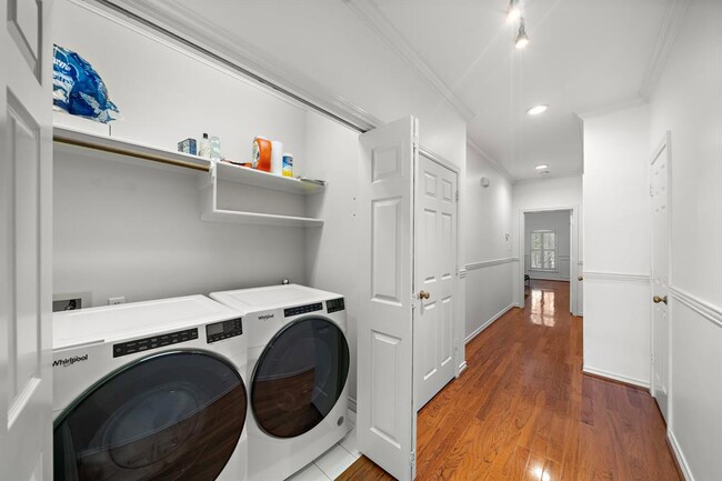 Building Photo - 5136 Chevy Chase Dr