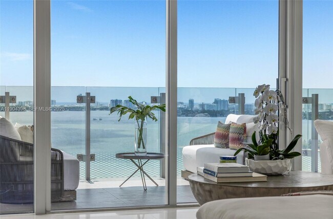 Building Photo - 700 NE 26th Terrace