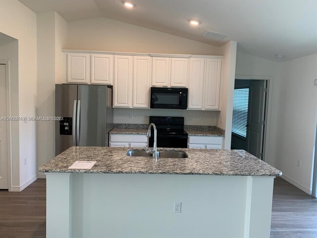 Building Photo - 2217 SW Halissee St