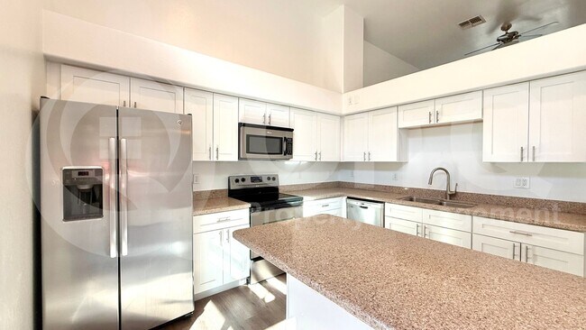 Building Photo - 330 S Farmer Ave