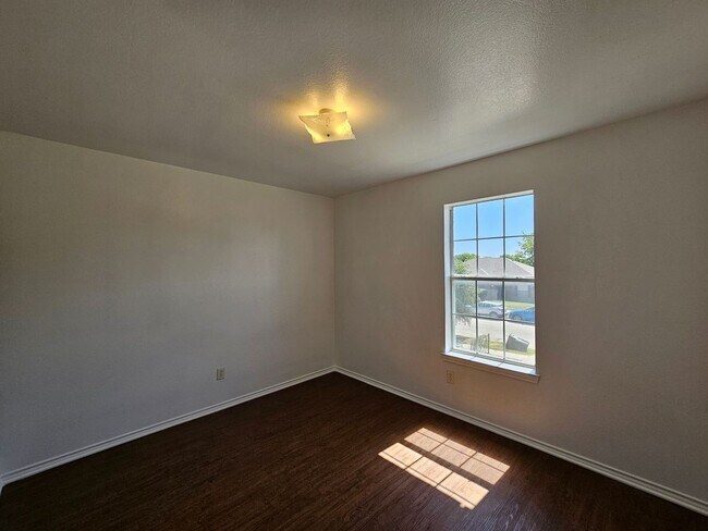Building Photo - 3407 Toledo Dr