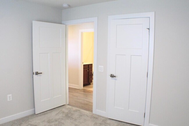 Building Photo - 109 S Peak Dr