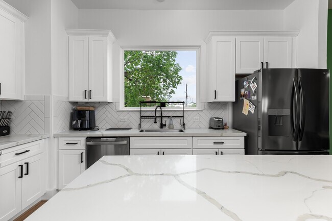 Building Photo - 3030 Live Oak St