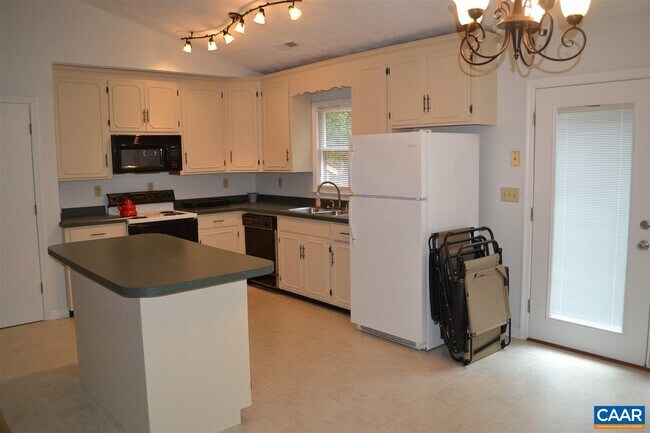 Building Photo - 15 Englewood Dr