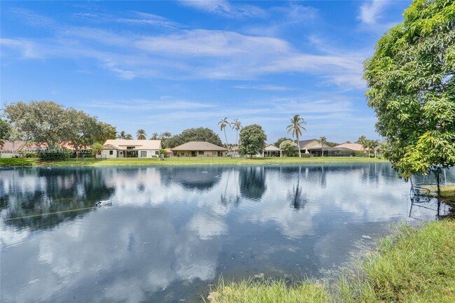 Building Photo - 8820 Woodside Ct