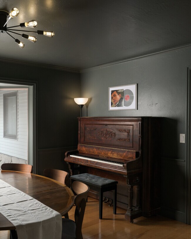 Building Photo - 2237 Lockwood Dr