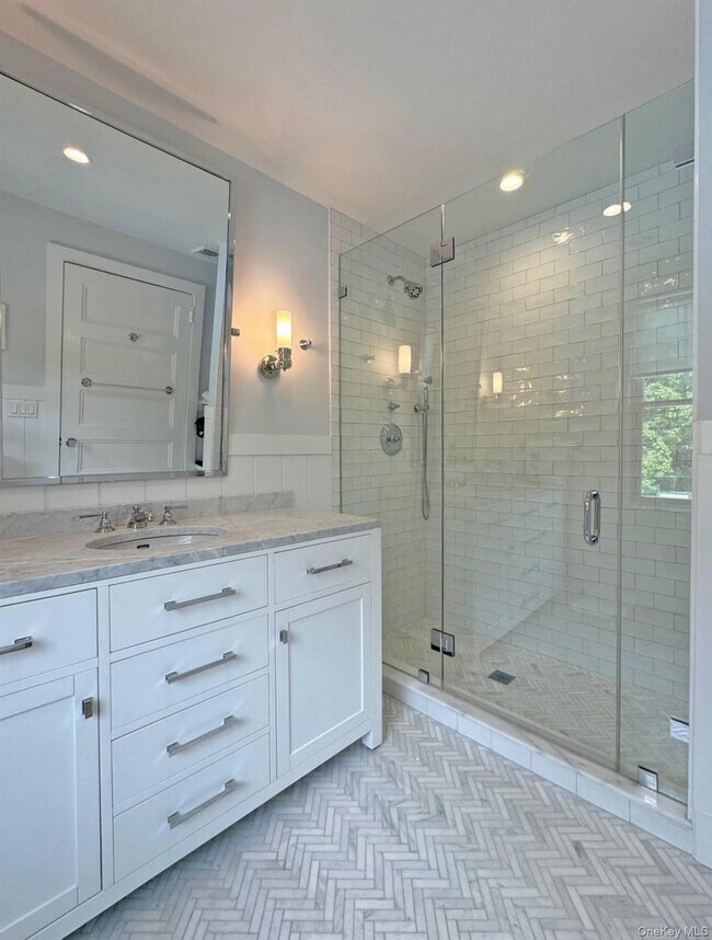 Building Photo - 4 Sandacres Rd