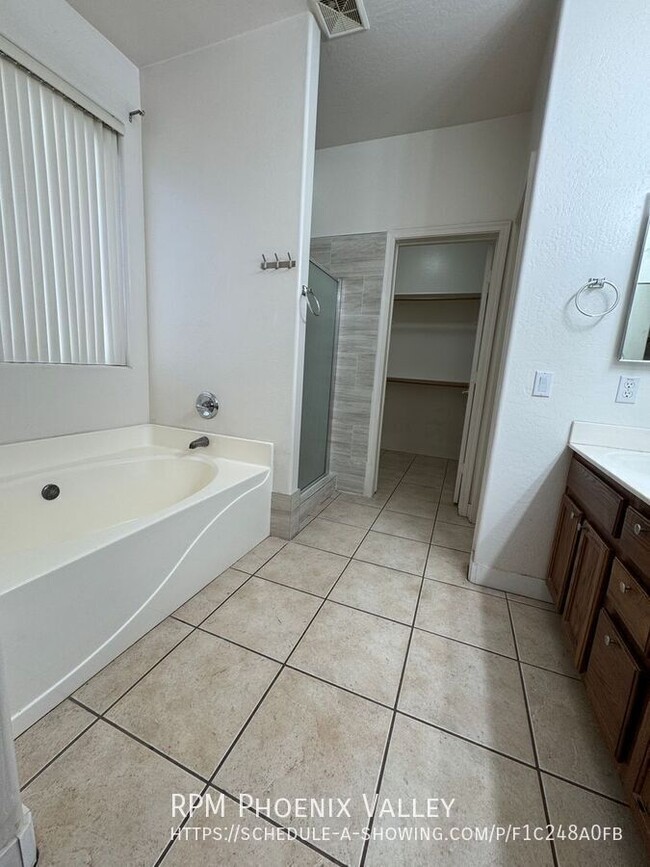 Building Photo - 2305 W Carter Rd