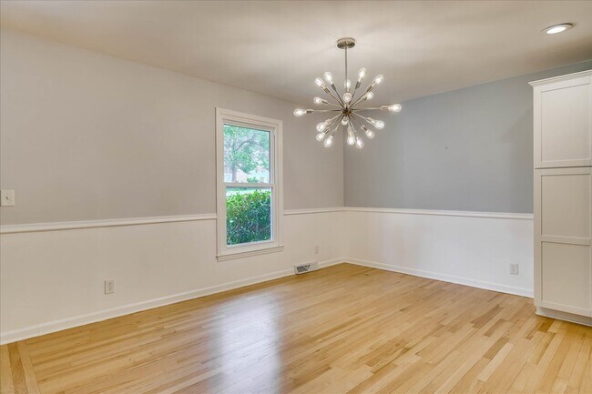 Building Photo - 2111 Huron Dr